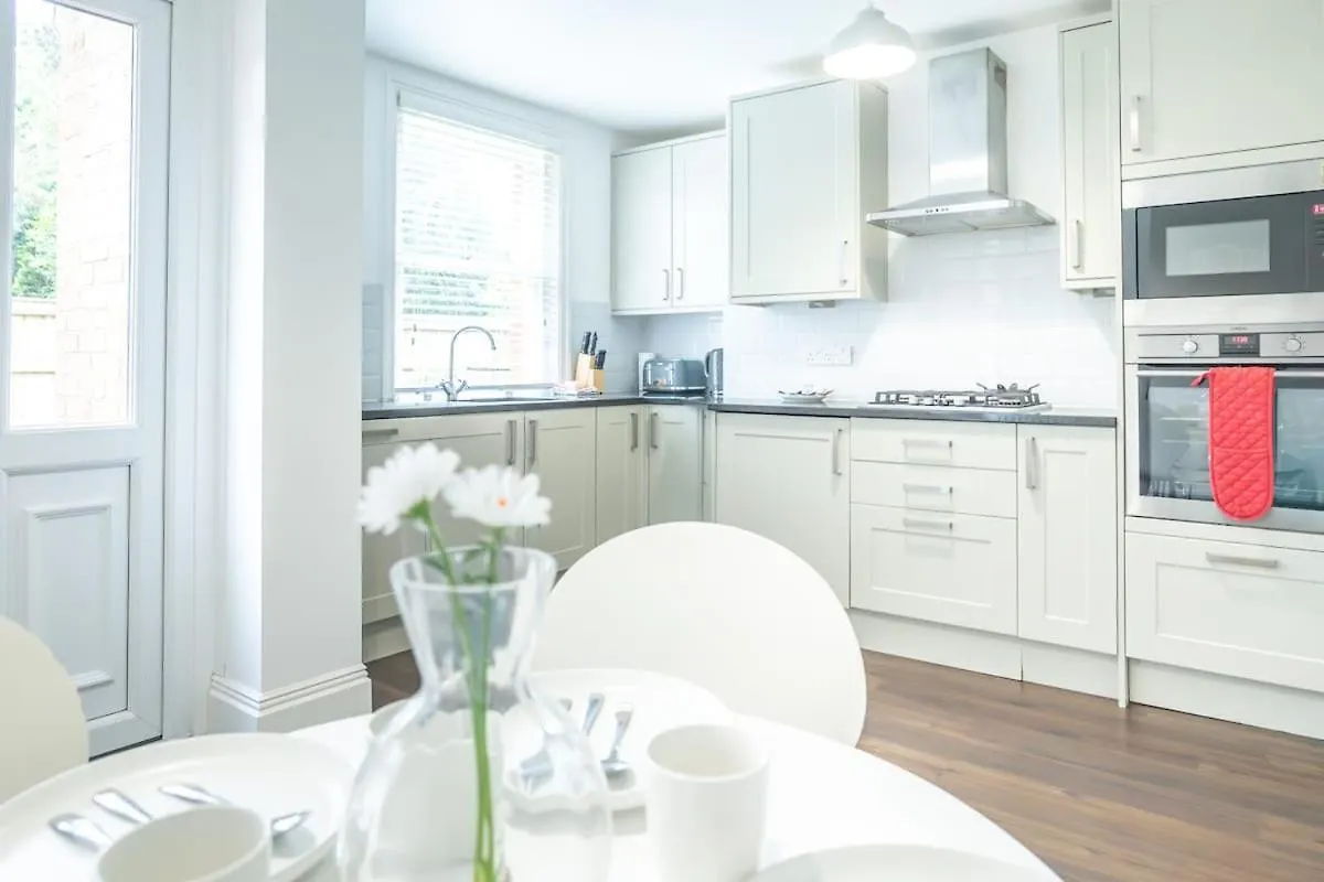 3 Bed, Gf Beachside Apartment With Parking And Garden Bournemouth