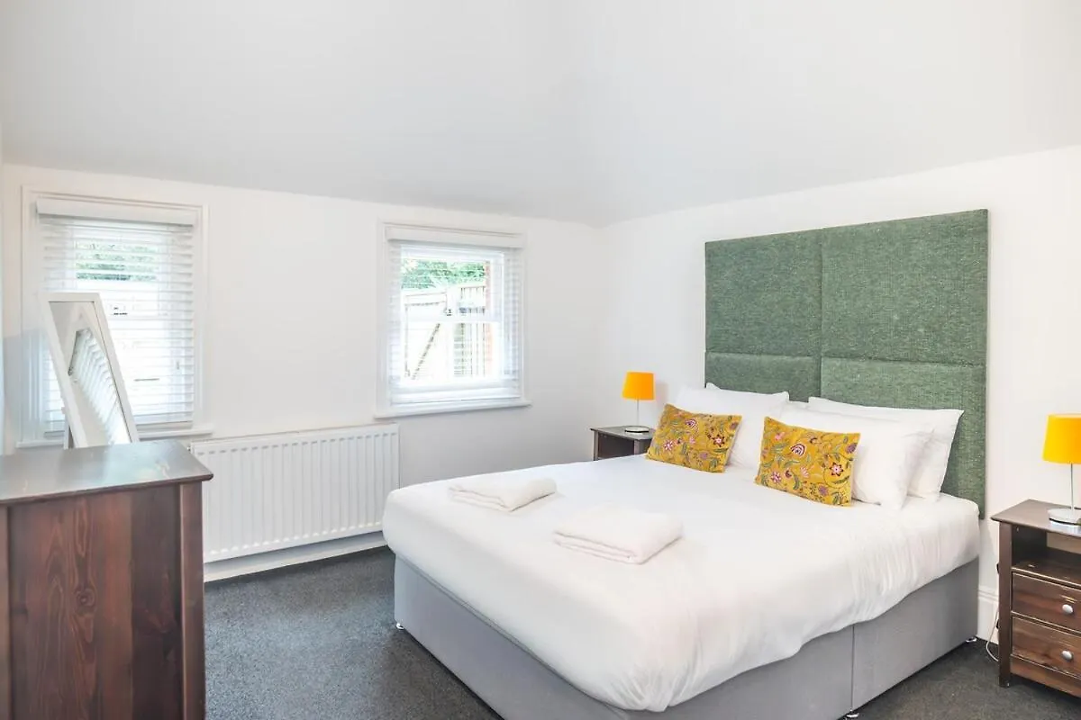 3 Bed, Gf Beachside Apartment With Parking And Garden Bournemouth