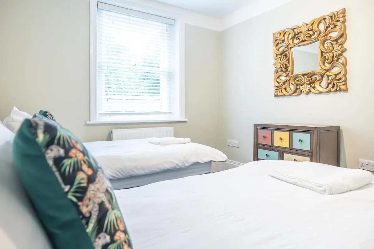 3 Bed, Gf Beachside Apartment With Parking And Garden Bournemouth