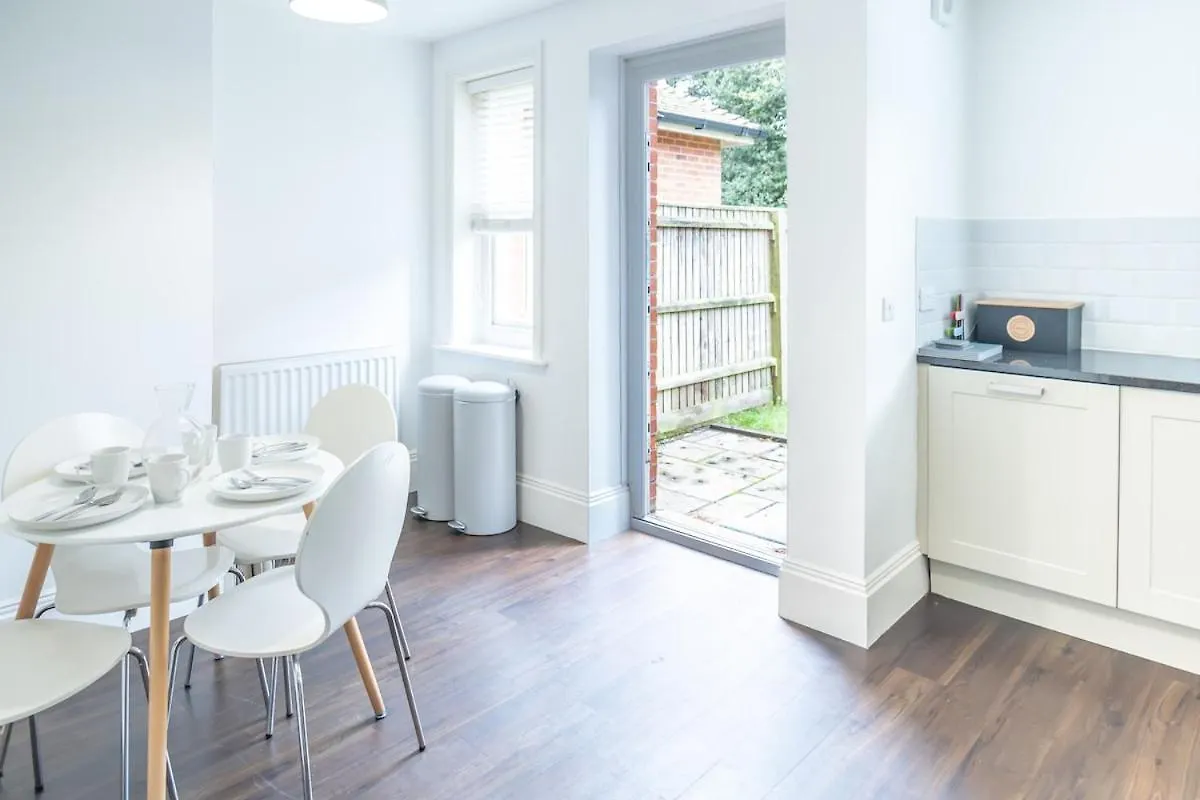 3 Bed, Gf Beachside Apartment With Parking And Garden Bournemouth