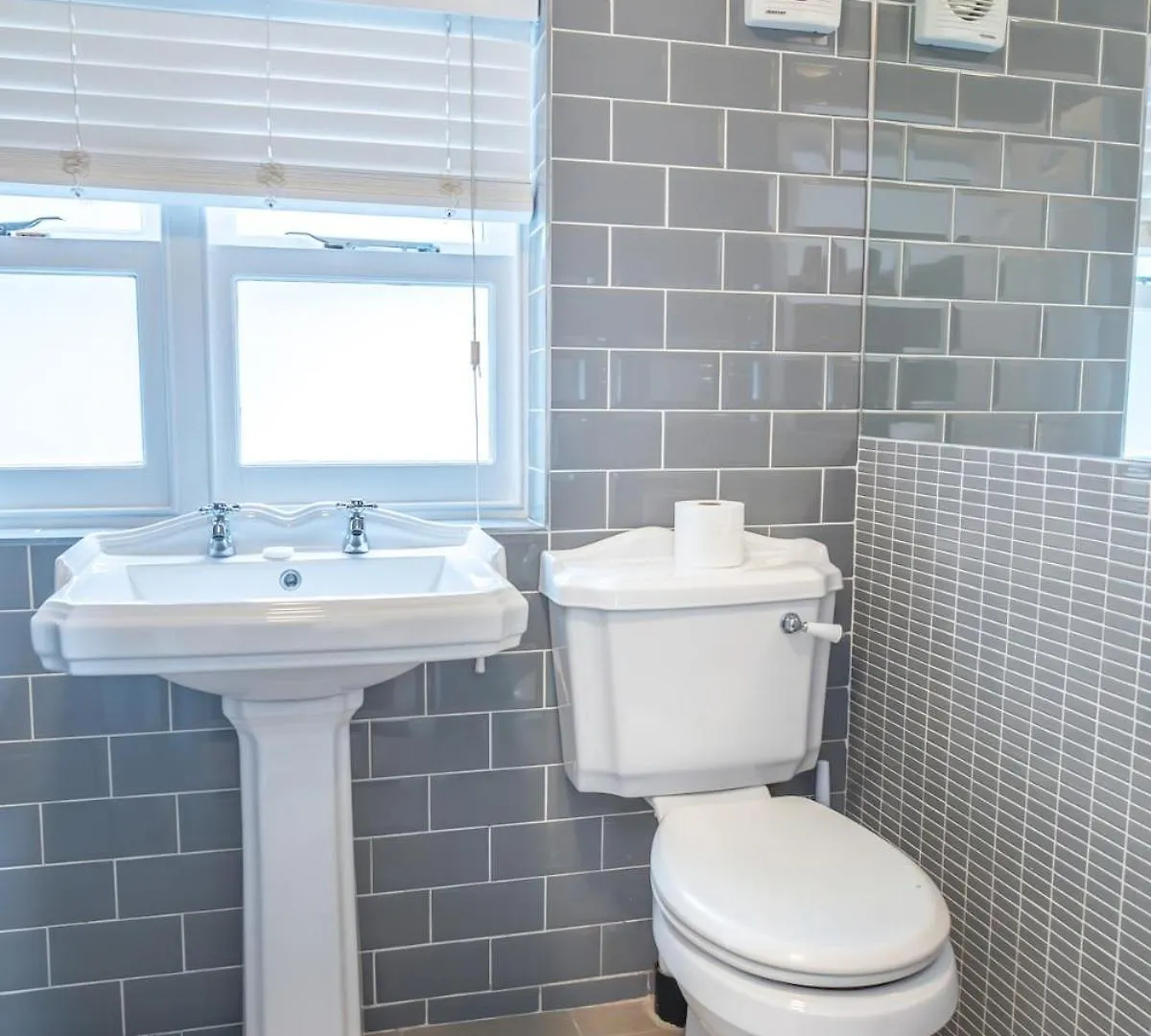 3 Bed, Gf Beachside Apartment With Parking And Garden Bournemouth